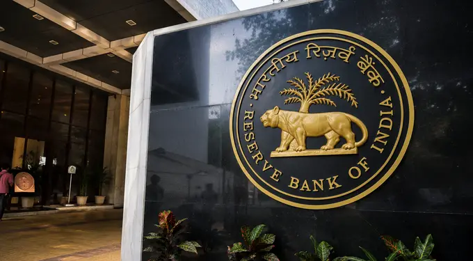 Indian banks lead market gains on RBI's foreign deposit initiative