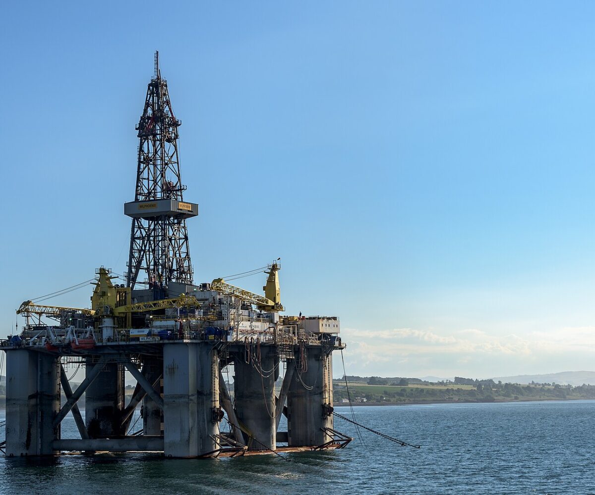 Brent Rose 3.4% as Hormuz Deal Talk Hit. Traders Price a 30 September Reopening at 0.25%