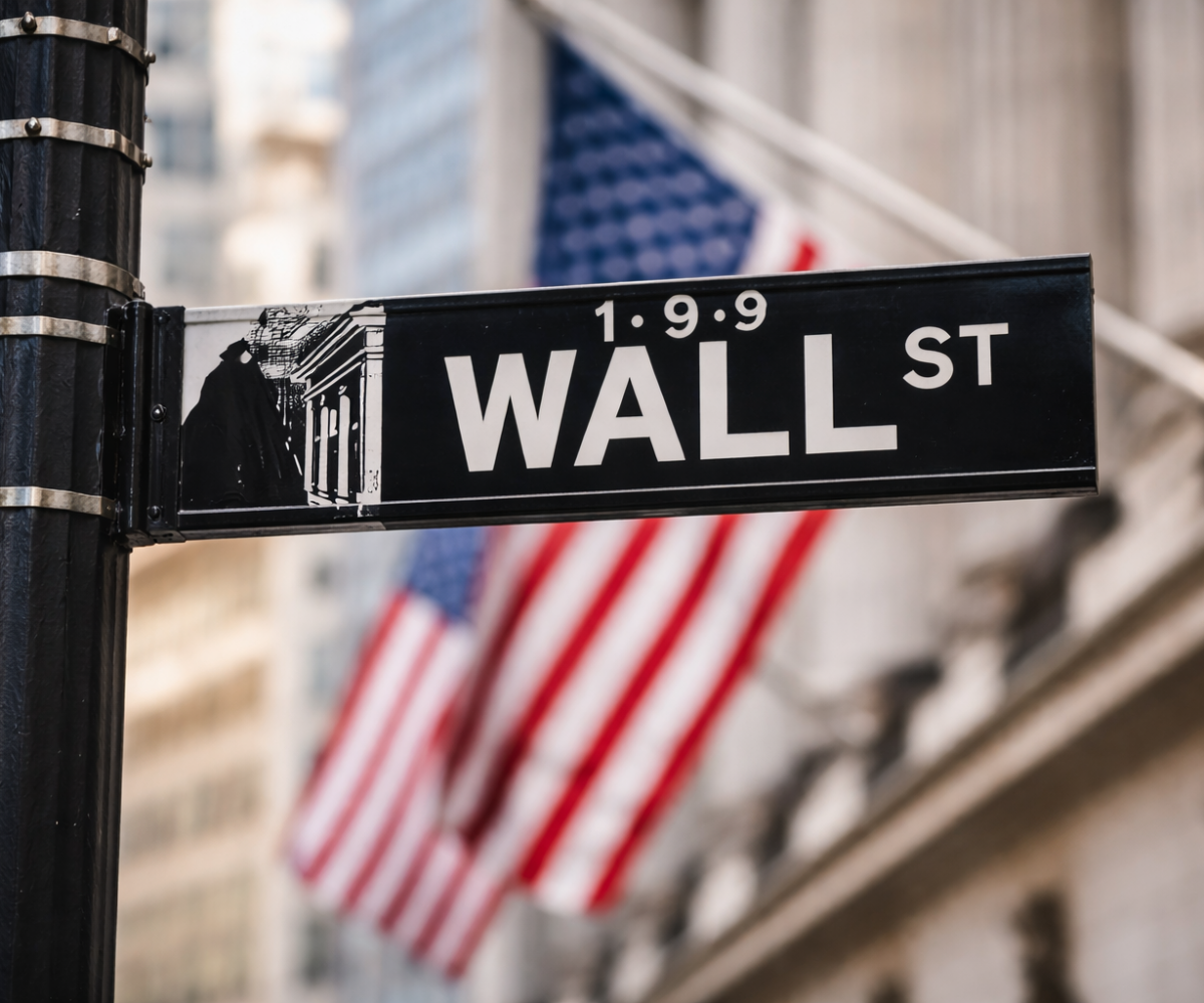 Dow closes 300 pts lower as Treasury yields hit 2007 high ahead of Fed rate decision