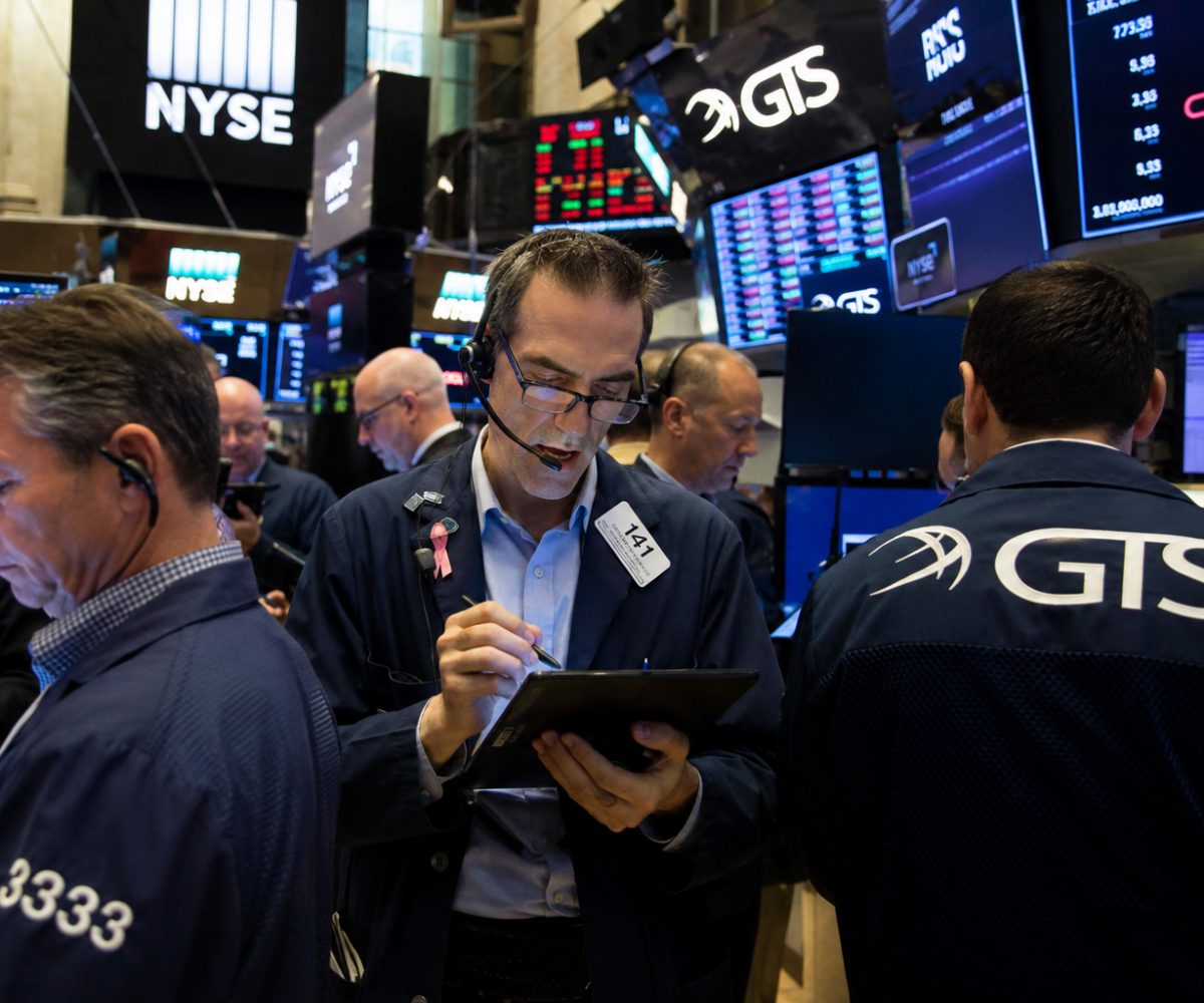Dow closes 198 pts higher as US stocks close mixed ahead of earnings